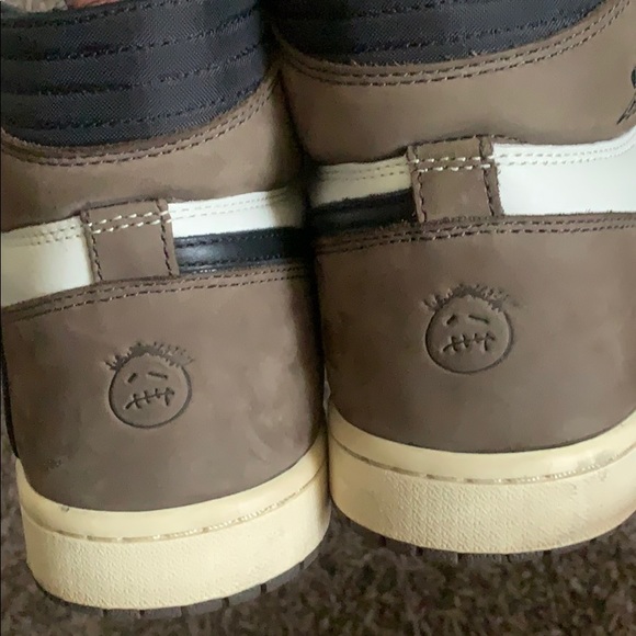 Travis Scott Jordan 1s - Picture 2 of 4